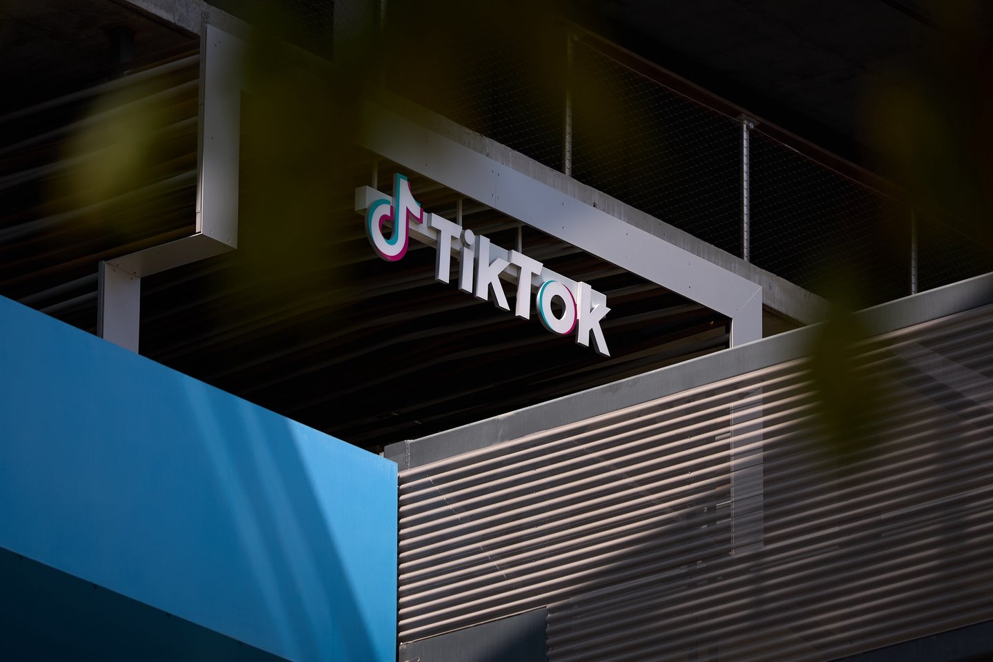Bruxelas acusa TikTok de não garantir segurança para menores