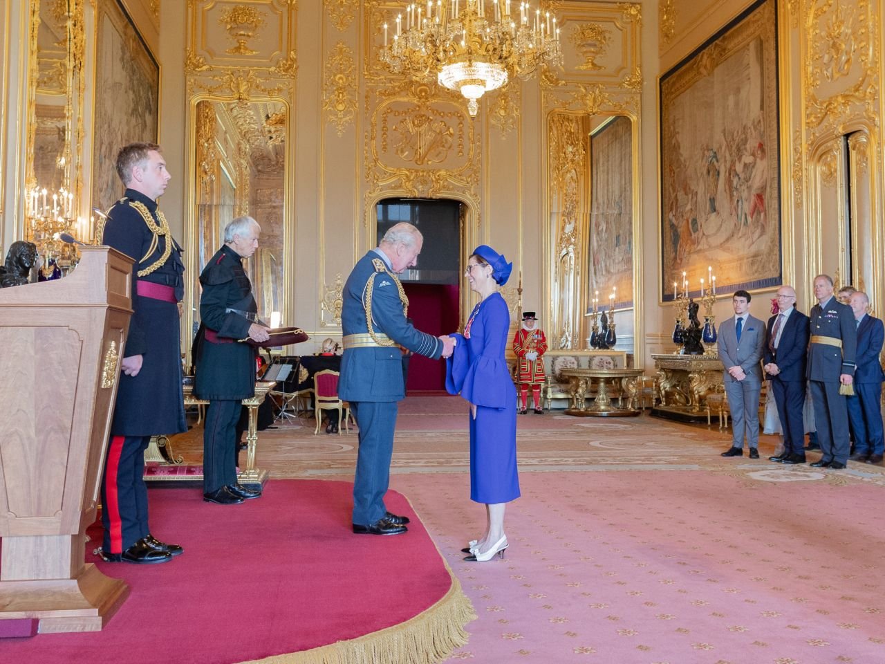 Carlos III dá título de comendadora a engenheira portuguesa