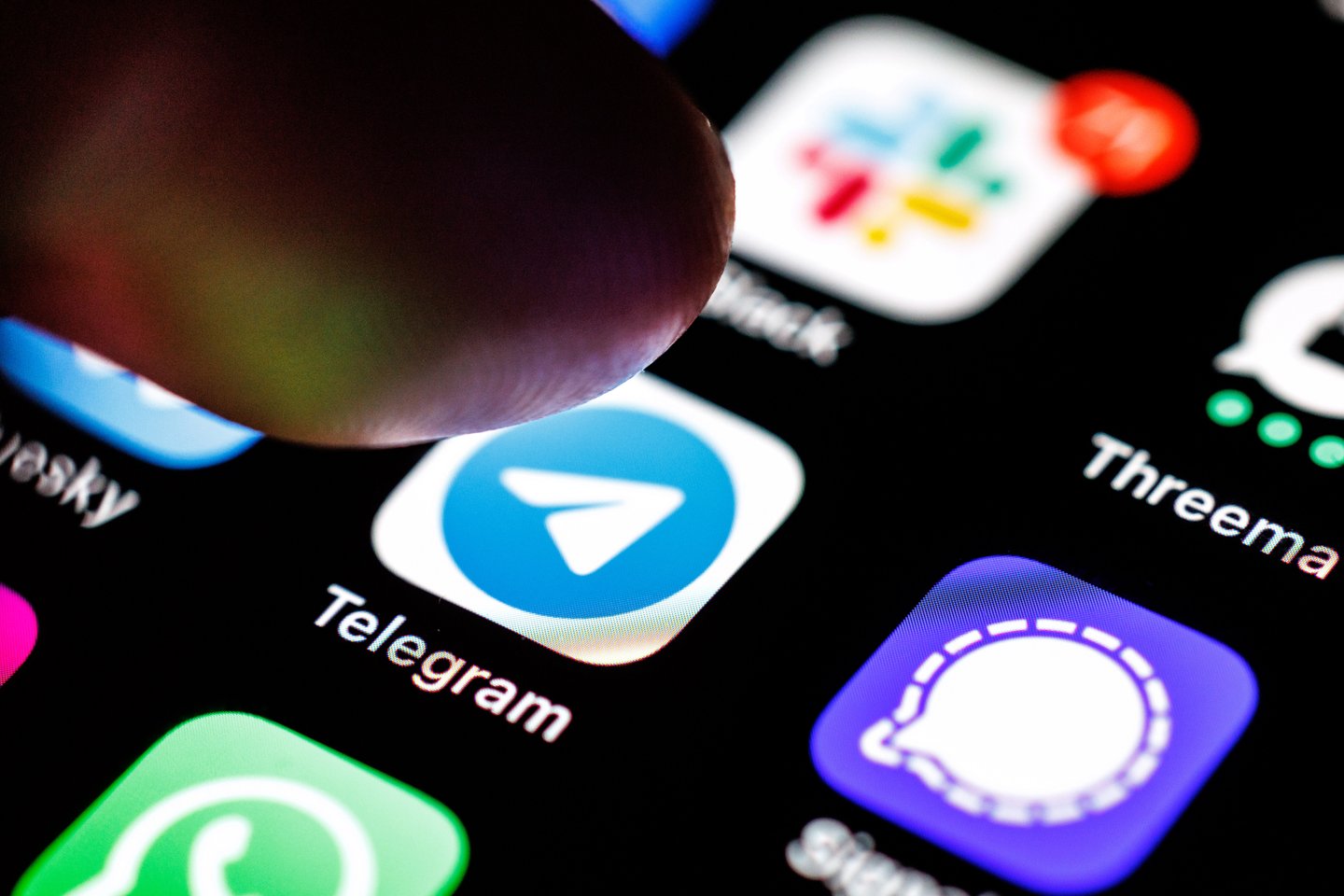 França julga 34 homens por ódio contra mulheres no Telegram