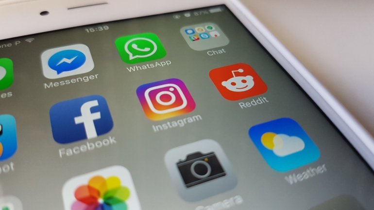 Proibição de redes sociais para menores chumbada em França