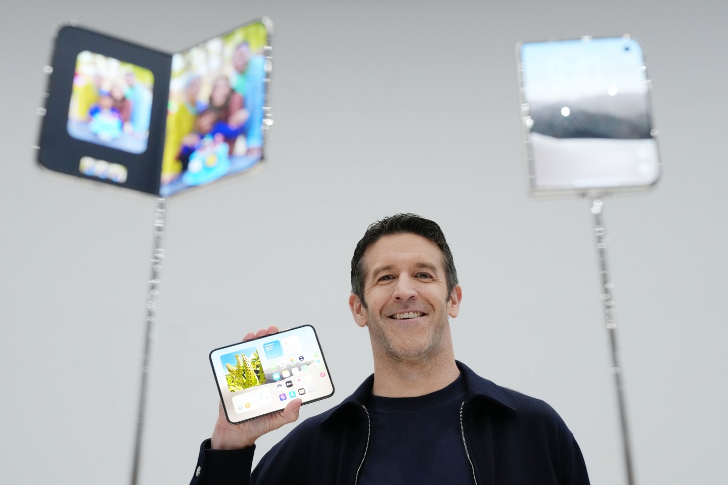 A Apple dobrou o iPhone e criou um Duo na estreia de Ternus